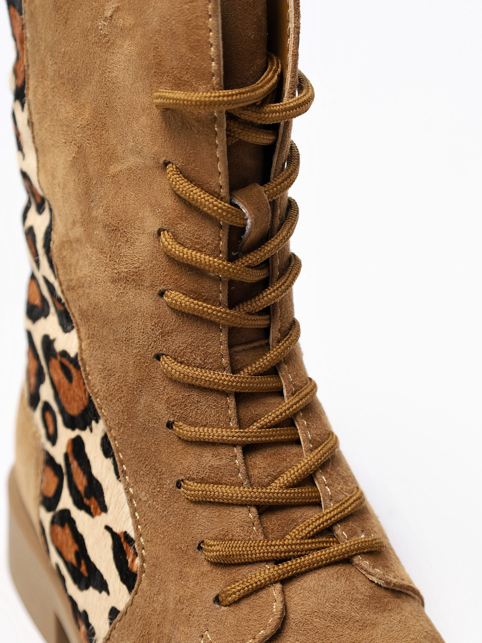 Ботинки комбинированные коричневого цвета на среднем широком каблуке